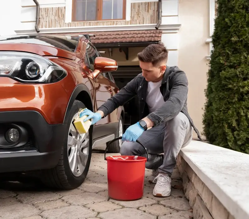 Lavage auto à domicile Pernay : professionnel intervenant sur un véhicule
